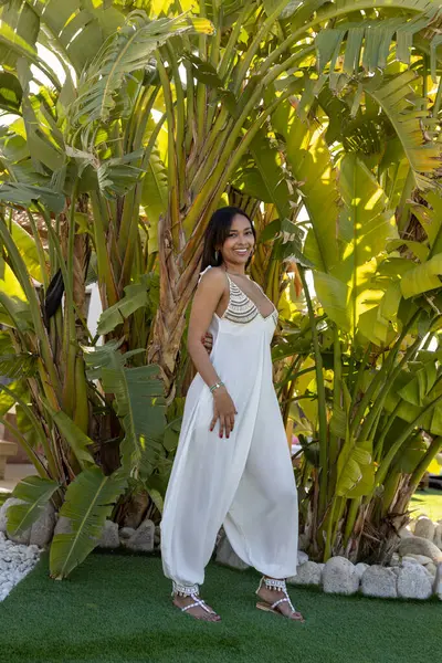Kolombiyalı manken, bahçede yaz kıyafetleriyle poz veriyor..