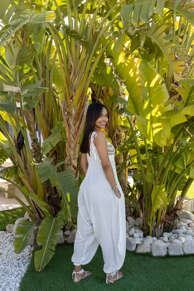 Kolombiyalı manken, bahçede yaz kıyafetleriyle poz veriyor..