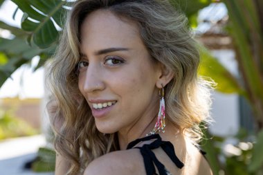 Sarışın bir mankenin profil fotoğrafı..