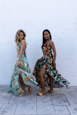 Sarışın ve esmer yazlık elbiseler giyiyor..