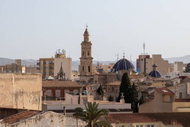 Çan kulesi olan İspanyol köyü manzarası.