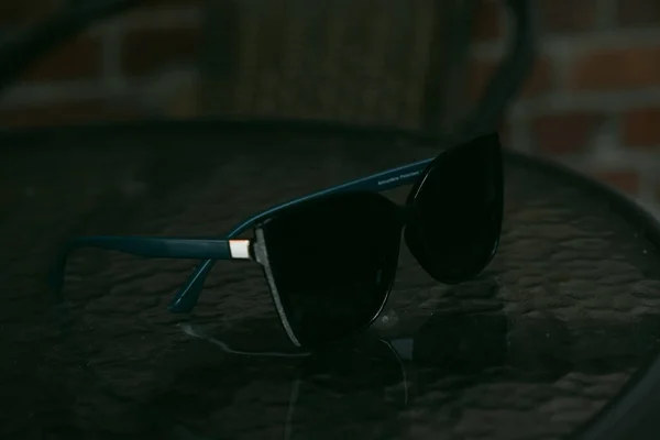 Sunglasses Green Frame Glass Table — Zdjęcie stockowe