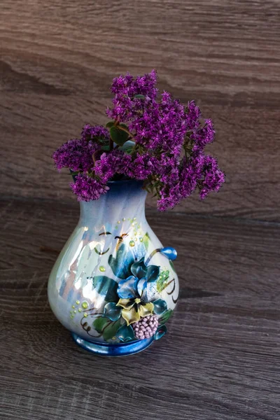 Bouquet Violet Lilas Dans Vase Céramique Multicolore Sur Une Surface — Photo