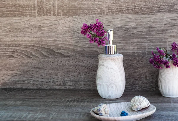 Ljusgrå Flytande Tvålbehållare Med Silverbehållare Med Lila Blomma Tvålkopp Med — Stockfoto