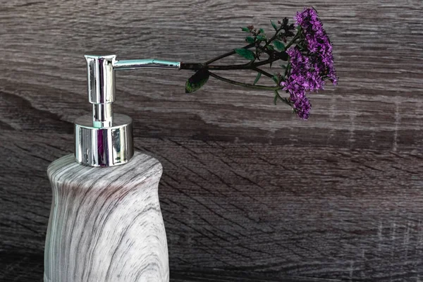 Light Gray Liquid Soap Container Silver Dispenser Purple Flower Wooden — Fotografia de Stock