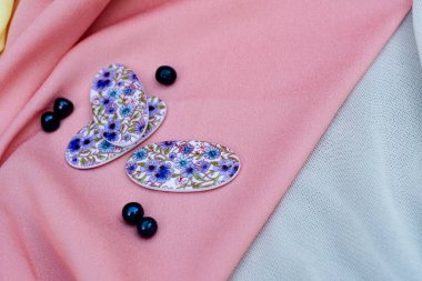 Tahta arka planda güzel çiçekler