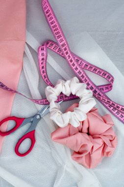 Makas, mezura, kumaş, dikiş aksesuarları