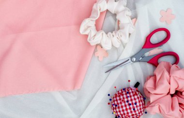 Pembe kumaş ve kalp.