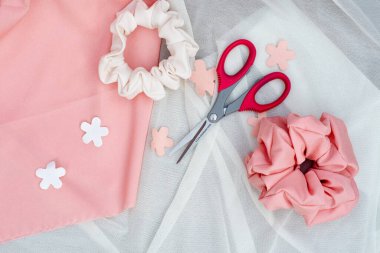 Beyaz arkaplanda makaslı pembe çiçekler