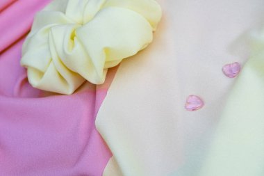 Beyaz arka plan üzerinde elbise düğün