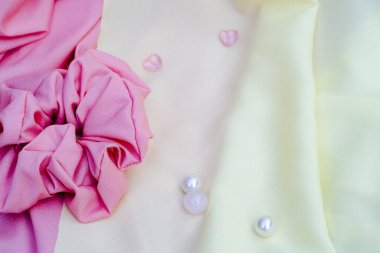 Pembe çiçekli pembe ipek kumaş.