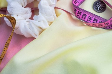 Kumaş arka planda aksesuarlar dikmek. Aksesuarlar dikiliyor.