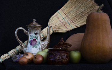 Bal kabakları ve bir sürahi çay, elma, soğan ve sarımsakla dolu bir hayat