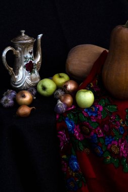 Sonbaharın durgun yaşamı Elmalar, masada balkabağı.