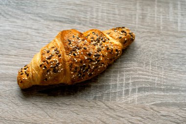 Taze pişmiş, doldurulmuş ve çekirdekli kruvasan serpiştirilmiş. Fırın kavramı