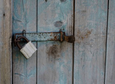 Eski kapıda eski bir asma kilit