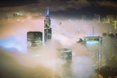 Gece vakti, Hong Kong 'da deniz bulutu sisli hava manzarası.