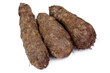 Yucca kökünün nişastalı eti beyaz zeminde izole edilmiştir.