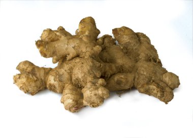 Beyaz arka planda izole edilmiş taze organik zencefil.