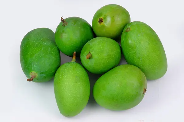 Bir yığın yeşil mango, meyvelerin kralı.