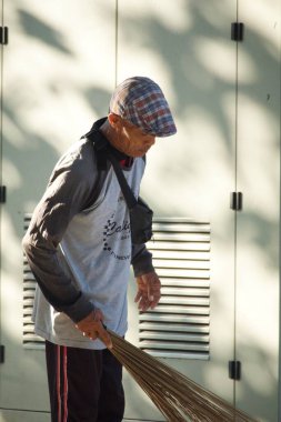 Denpasar, Bali, Endonezya - 2023: Damat ile Yaşlı Adam