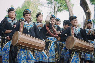 Denpasar, Bali, Endonezya - 18 Haziran 2023: Bali Sanat Festivali 'nde Güzel Genç Kız alıkoyması Dupa veya Hio' yu yaktı