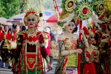 Denpasar, Bali, Endonezya - 18 Haziran 2023: Bali Sanat Festivali 'nde Güzel Genç Kız alıkoyması Dupa veya Hio' yu yaktı