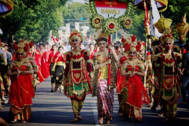 Denpasar, Bali, Endonezya - 18 Haziran 2023: Bali Sanat Festivali 'nde Güzel Genç Kız alıkoyması Dupa veya Hio' yu yaktı