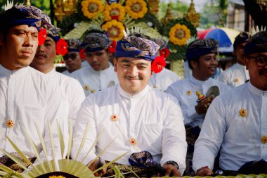 Denpasar, Bali, Endonezya - 18 Haziran 2023: Bali Sanat Festivali 'nde Güzel Genç Kız alıkoyması Dupa veya Hio' yu yaktı