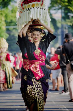 Denpasar, Bali, Endonezya - 18 Haziran 2023: Bali Sanat Festivali 'nde Güzel Kadınlar Geleneksel Kostüm Giyiyor