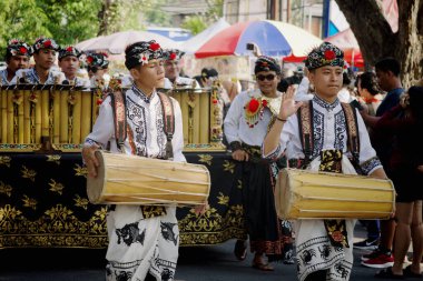Denpasar, Bali, Endonezya - 18 Haziran 2023: Bali Sanat Festivali 'nde Güzel Genç Kız alıkoyması Dupa veya Hio' yu yaktı