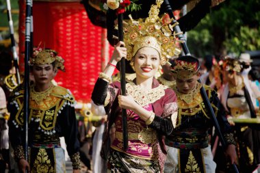 Denpasar, Bali, Endonezya - 18 Haziran 2023: Bali Sanat Festivali 'nde Güzel Kadınlar Geleneksel Kostüm Giyiyor