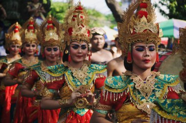 Denpasar, Bali, Endonezya - 18 Haziran 2023: Bali Sanat Festivali 'nde Güzel Kadınlar Geleneksel Kostüm Giyiyor