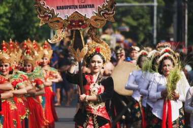 Denpasar, Bali, Endonezya - 18 Haziran 2023: Bali Sanat Festivali 'nde Güzel Kadınlar Geleneksel Kostüm Giyiyor