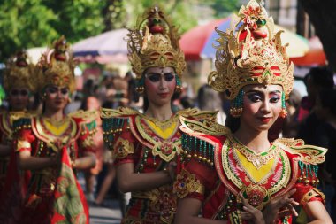 Denpasar, Bali, Endonezya - 18 Haziran 2023: Bali Sanat Festivali 'nde Güzel Kadınlar Geleneksel Kostüm Giyiyor