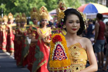 Denpasar, Bali, Endonezya - 18 Haziran 2023: Bali Sanat Festivali 'nde Güzel Kadınlar Geleneksel Kostüm Giyiyor