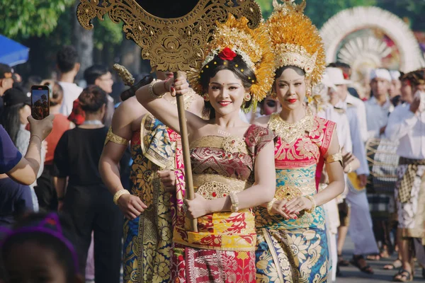 Denpasar Bali Indonesia Junio 2023 Hermosas Mujeres Visten Trajes Tradicionales —  Fotos de Stock