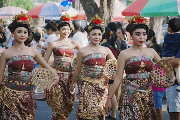 Denpasar Bali Indonesien Juni 2023 Vacker Ung Flicka Hålla Brände — Stockfoto
