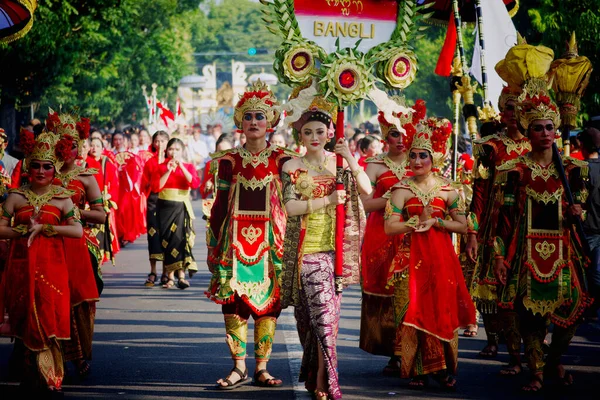 Denpasar Bali Indonesië Juni 2023 Mooi Jong Meisje Houdt Verbrand — Stockfoto