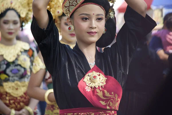 Denpasar Bali Indonesia Junio 2023 Hermosas Mujeres Visten Trajes Tradicionales — Foto de Stock