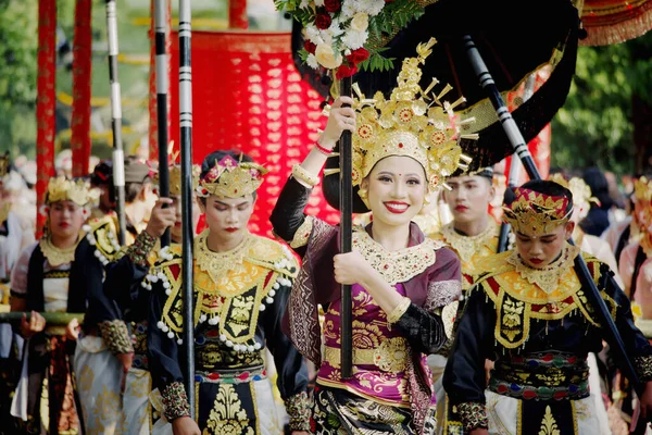 Denpasar Bali Indonezja Czerwiec 2023 Piękne Kobiety Noszą Tradycyjny Kostium — Zdjęcie stockowe