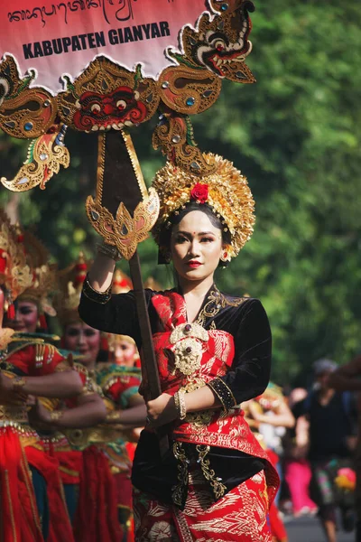 Denpasar Μπαλί Ινδονησία Ιούνιος 2023 Όμορφες Γυναίκες Φορούν Παραδοσιακή Ενδυμασία — Φωτογραφία Αρχείου