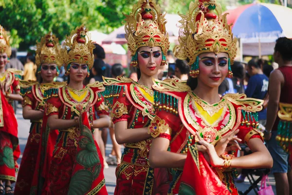 印度尼西亚巴厘登巴萨 2023年6月18日 巴厘岛艺术节上美丽的女性穿着传统服饰 — 图库照片