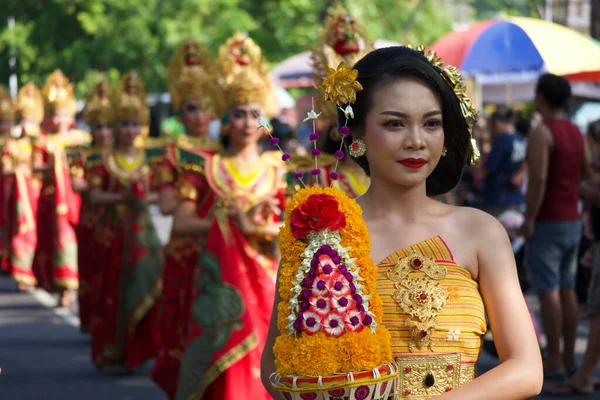 Denpasar Bali Indonezja Czerwiec 2023 Piękne Kobiety Noszą Tradycyjny Kostium — Zdjęcie stockowe