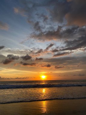 Denizin üzerinde güzel bir gün batımı