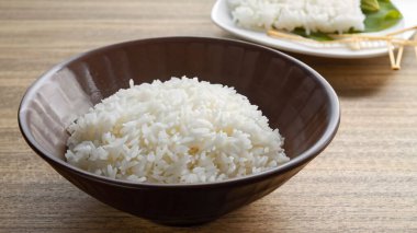 Buharda pişirilmiş yasemin pirinç seramik kasesi ahşap arka planda. en üstteki görünüm