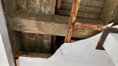 Evin tavanı ya da tavanı içerideki nem yüzünden hasar görmüş..