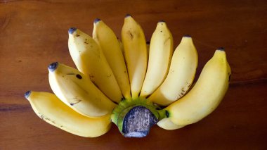 Taze muz, yenmeye hazır olgun sarı meyve..