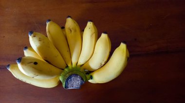 Taze muz, yenmeye hazır olgun sarı meyve..