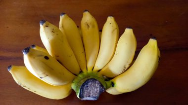 Taze muz, yenmeye hazır olgun sarı meyve..